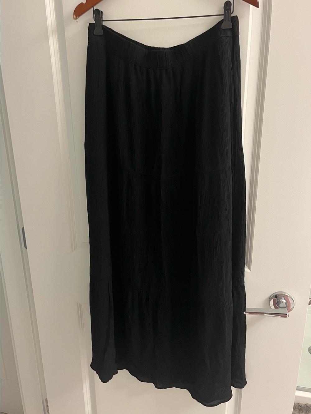 Reitmans Black Crinkle Tiered Maxi Skirt – Size M